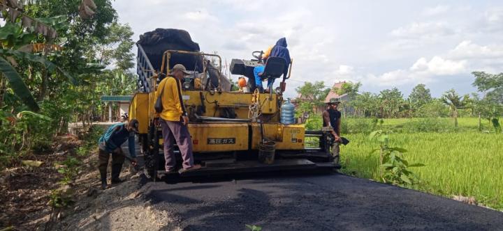 Anggota Satgas TMMD Bojonegoro Lakukan Proses Pemerataan Aspal Jalan Jatimulyo